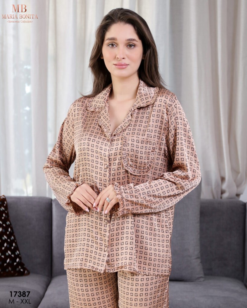 Femme portant un pyjama en satin à carreaux