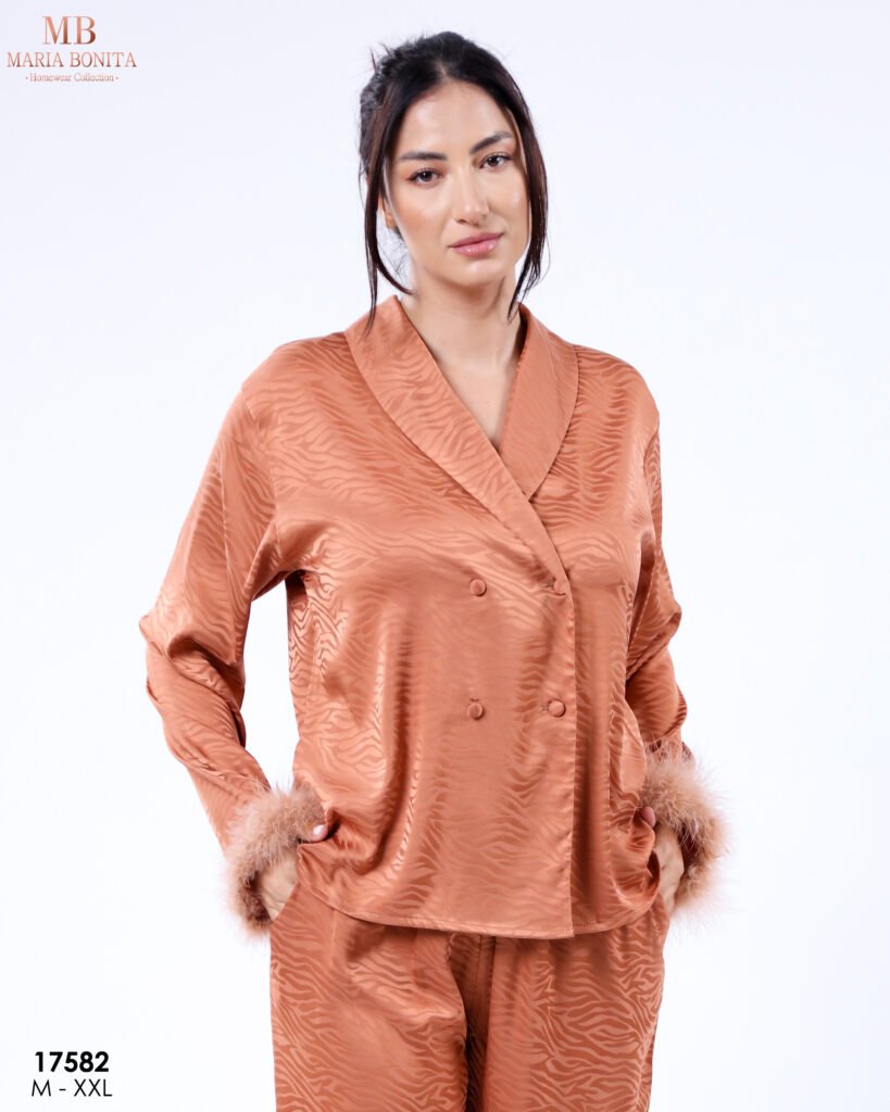 Femme portant un pyjama en satin cuivré