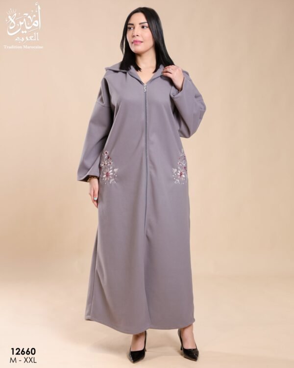 Amira Djellaba zippée brodée – Réf 12660 – Gris