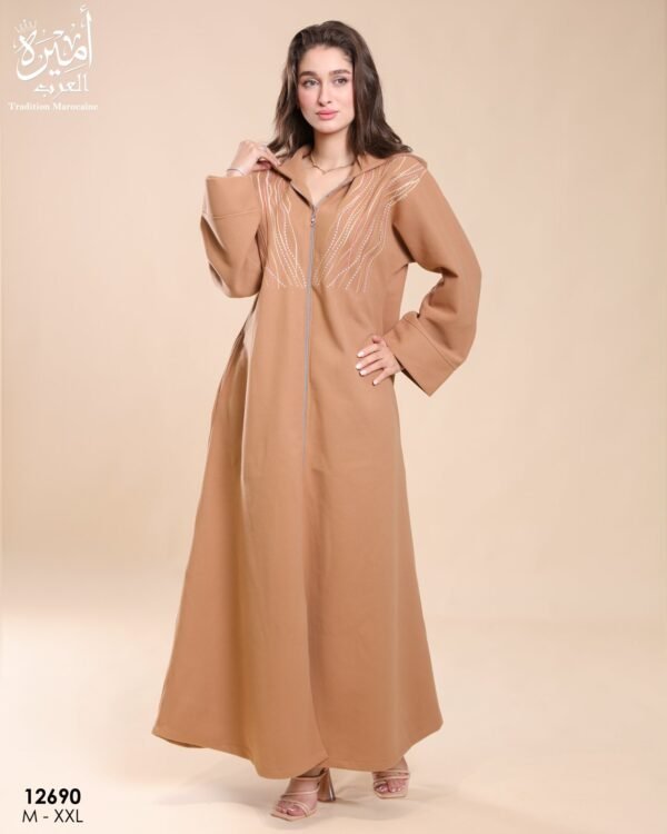 Amira Djellaba zippée brodée – Réf 12690 – Camel