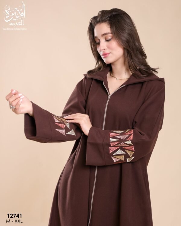 Amira Djellaba zippée brodée – Réf 12741 – Marron