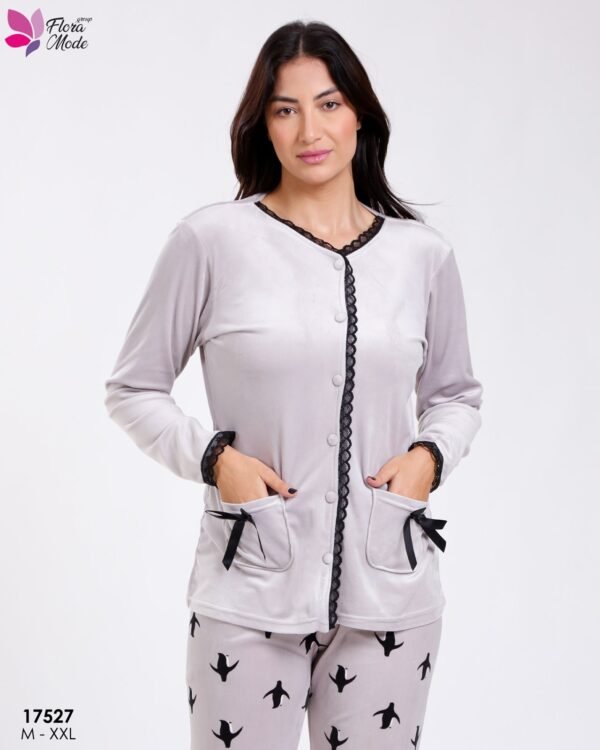 Flora Mode Pyjama velours boutonné imprimé pingouins – Réf 17527 – Gris Flora Mode Pyjama velours boutonné imprimé pingouins – Réf 17527 – Gris