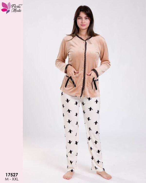 Flora Mode Pyjama velours boutonné imprimé pingouins – Réf 17527 – Beige Flora Mode Pyjama velours boutonné imprimé pingouins – Réf 17527 – Beige