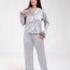 Maria Bonita Pyjama satin croisé à plumes – Réf 17727 – Gris argenté