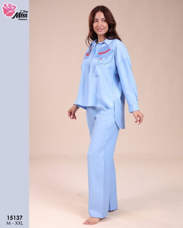 Rose Miss Ensemble chemise brodée et pantalon – Réf 15137 – Bleu ciel
