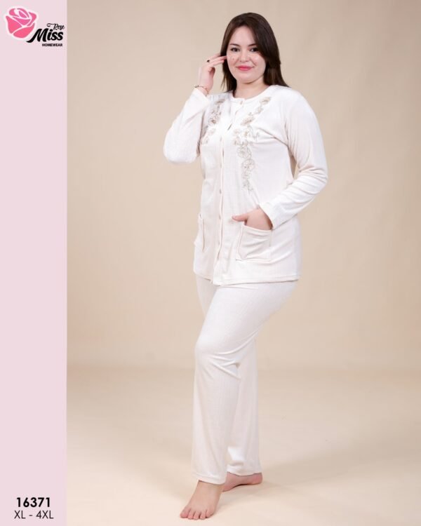 Rose Miss Pyjama velours boutonné brodé – Réf 16371 – Écru