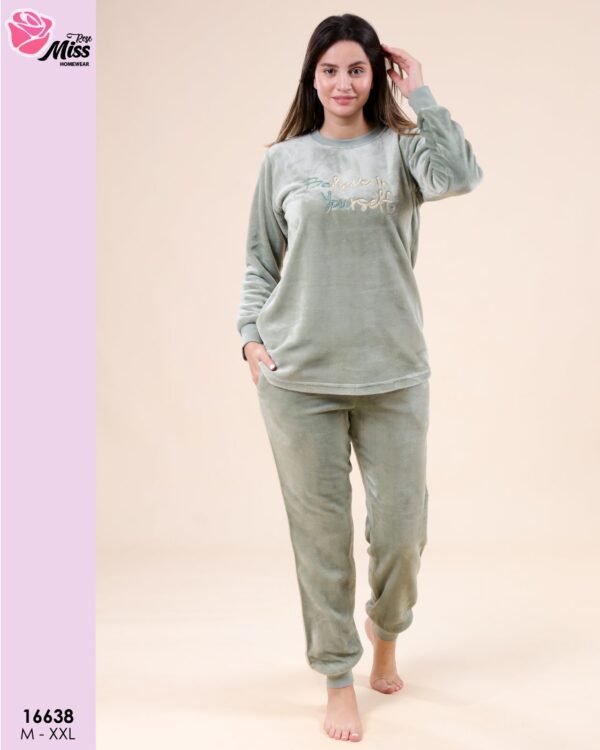 Rose Miss Pyjama velours brodé – Réf 16638 – Vert sauge Rose Miss Pyjama velours brodé – Réf 16638 – Vert sauge