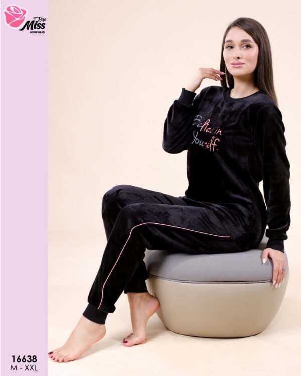 Rose Miss Pyjama velours brodé – Réf 16638 – Noir Rose Miss Pyjama velours brodé – Réf 16638 – Noir