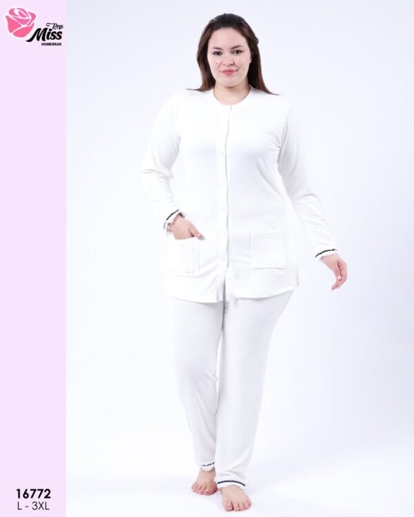 Rose Miss Pyjama boutonné côtelé – Réf 16772 – Blanc Rose Miss Pyjama boutonné côtelé – Réf 16772 – Blanc