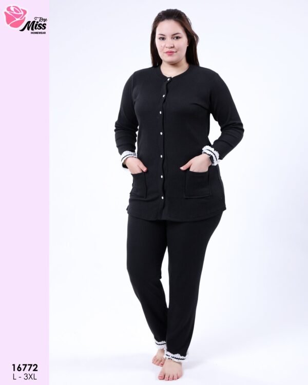 Rose Miss Pyjama boutonné côtelé – Réf 16772 – Noir Rose Miss Pyjama boutonné côtelé – Réf 16772 – Noir