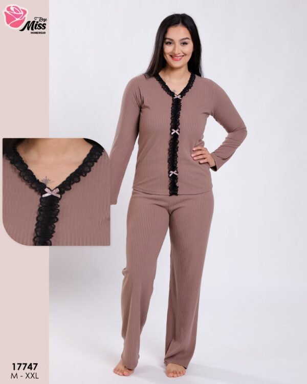 Rose Miss Pyjama côtelé boutonné dentelle – Réf 17747 – Taupe Rose Miss Pyjama côtelé boutonné dentelle – Réf 17747 – Taupe