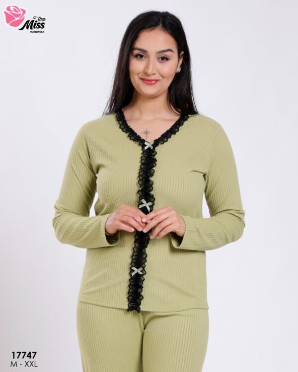 Rose Miss Pyjama côtelé boutonné dentelle – Réf 17747 – Vert anis Rose Miss Pyjama côtelé boutonné dentelle – Réf 17747 – Vert anis