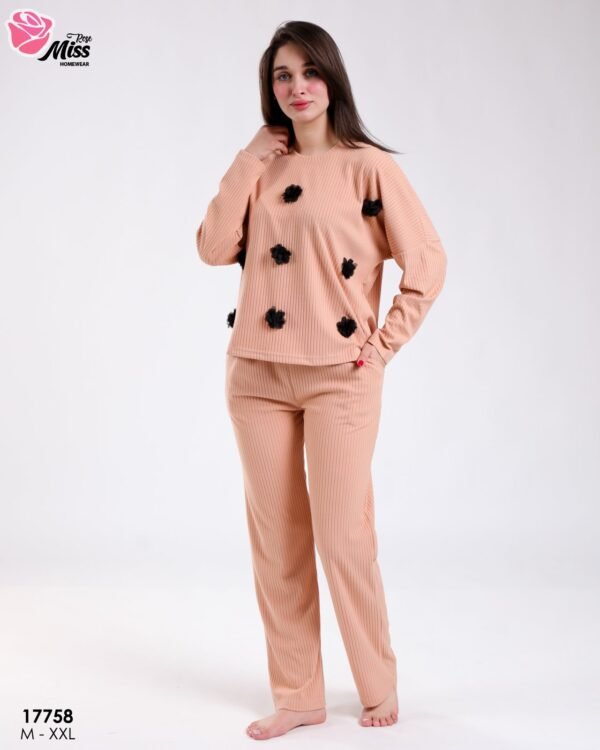 Rose Miss Pyjama côtelé fleurs 3D – Réf 17758 – Pêche Rose Miss Pyjama côtelé fleurs 3D – Réf 17758 – Pêche