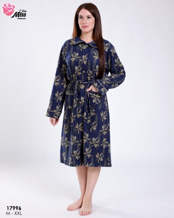 Rose Miss Robe de chambre boutonnée fleurie – Réf 17996 – Bleu marine fleuri Rose Miss Robe de chambre boutonnée fleurie – Réf 17996 – Bleu marine fleuri