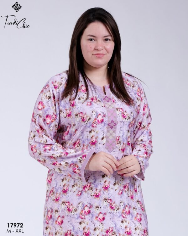 Tradi Chic Robe d'intérieur longue fleurie brodée – Réf 17972 – Lilas fleuri