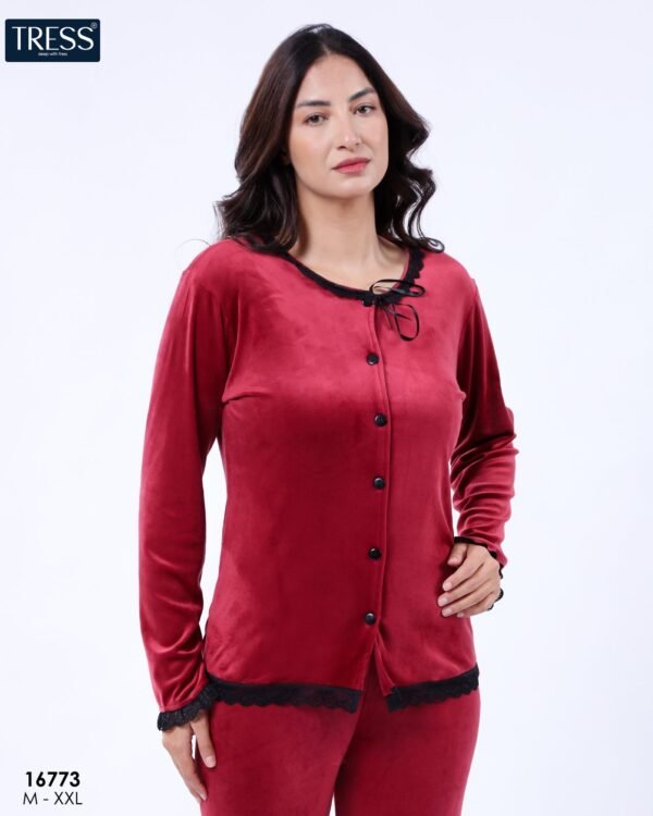 Tress Pyjama velours boutonné dentelle – Réf 16773 – Rouge Tress Pyjama velours boutonné dentelle – Réf 16773 – Rouge
