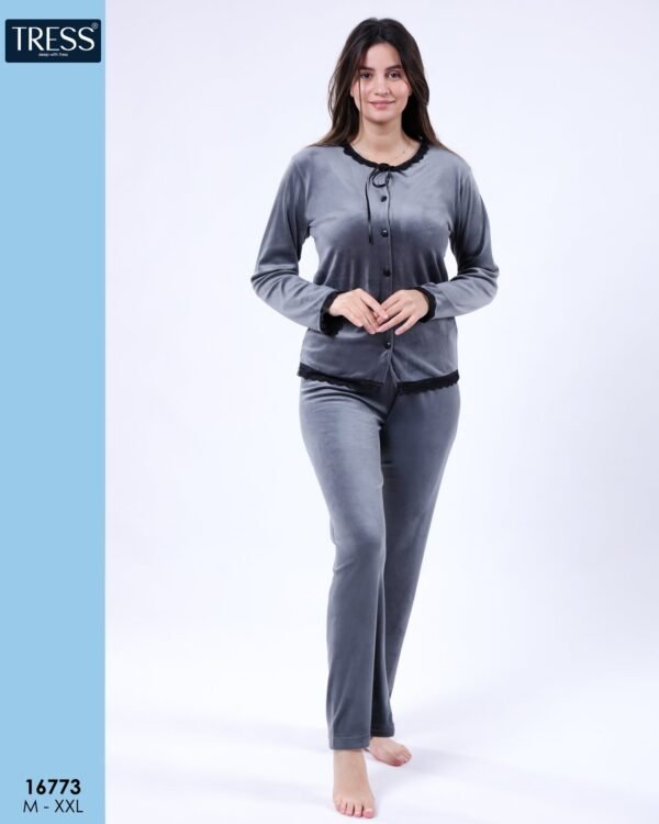 Tress Pyjama velours boutonné dentelle – Réf 16773 – Gris Tress Pyjama velours boutonné dentelle – Réf 16773 – Gris